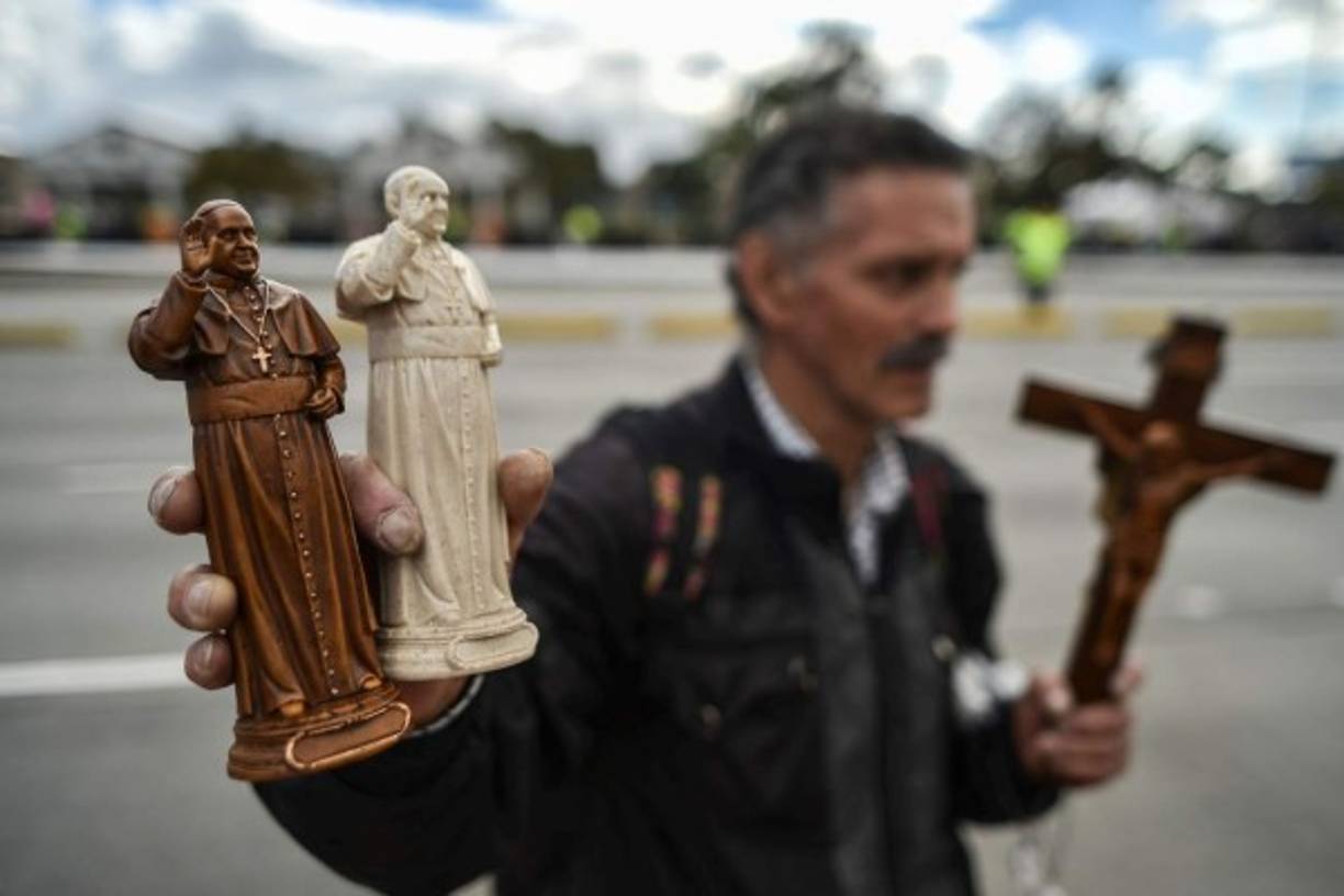 En Villavicencio, beatificará a dos sacerdotes católicos asesinados durante diferentes momentos del conflicto, antes de presidir una oración por la reconciliación nacional con las víctimas de la violencia, exguerrilleros y militares.