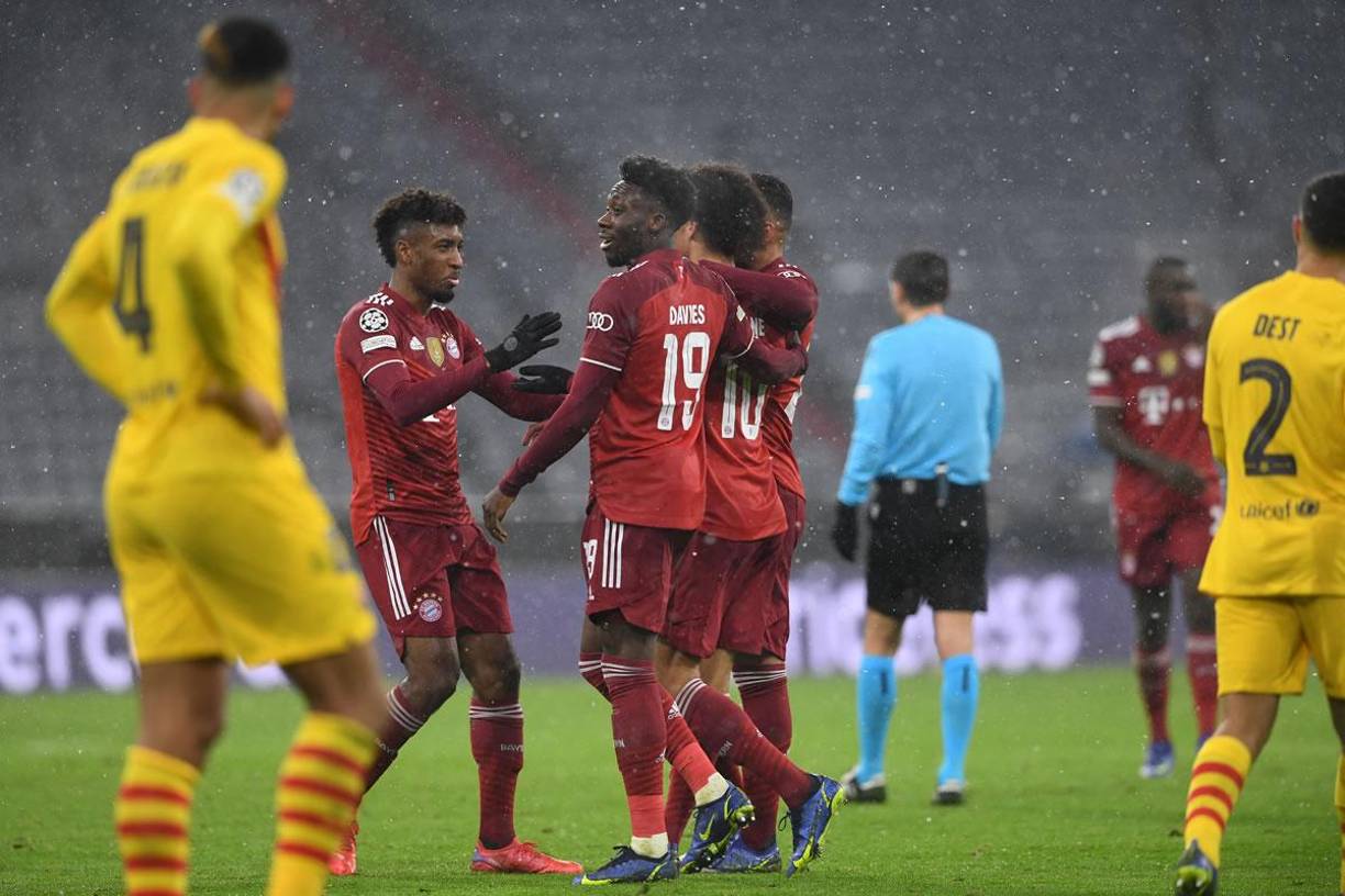 Leroy Sané siendo felicitado por sus compañeros tras el golazo que le hizo al Barcelona.