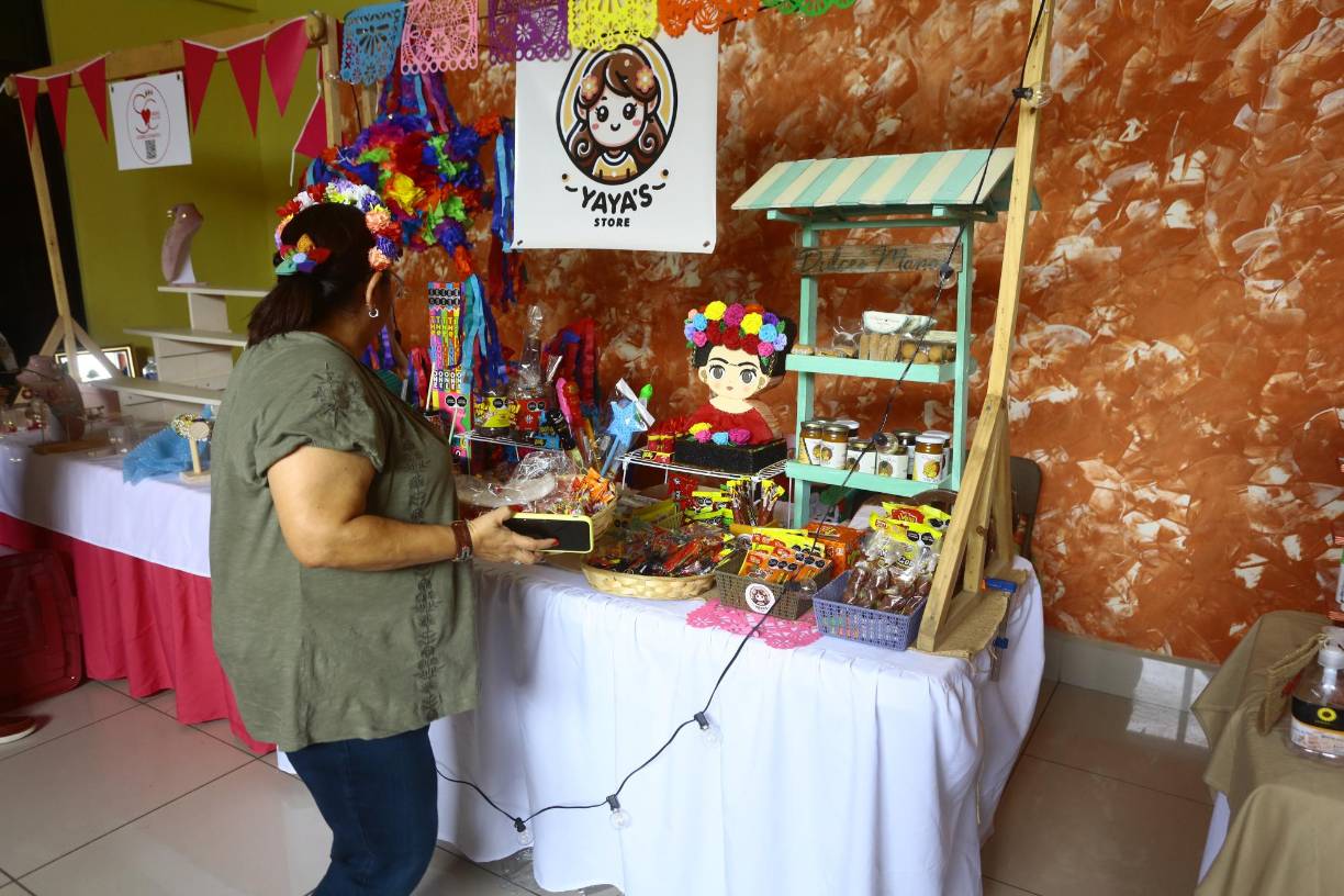 Emprendedoras ofrecen productos como dulces, jaleas, accesorios para cabello, entre otros
