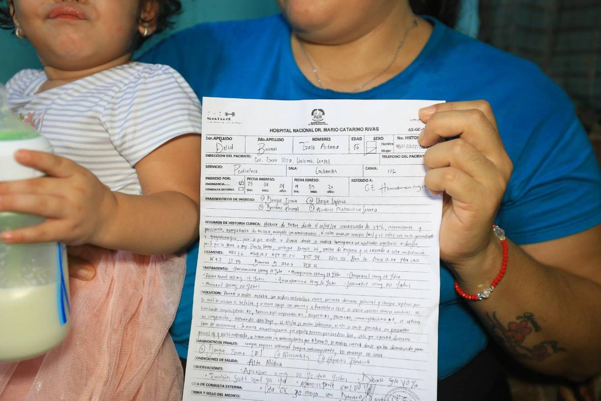 Yesenia Briones, con lágrimas en los ojos, agradece a Dios por el milagro de la recuperación de su hija.