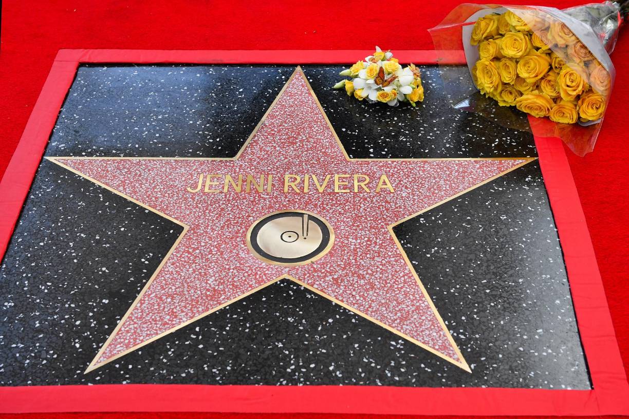 Nacida en Long Beach (EE.UU.) y fallecida tras un accidente aéreo en 2012 en México a los 43 años, Jenni Rivera recibió a lo largo de su carrera nueve veces consecutivas el Premio Lo Nuestro, dos Billboard, 22 Billboard de la Música Latina, y cuatro nominaciones a los Latin Grammy. En 2008, el álbum ‘Jenni’ se convirtió en su primer debut en la cúspide de la Billboard Top Latin Albums. Su catálogo consta de álbumes multiplatino como ‘Parrandera, rebelde y atrevida’, ‘La gran señora’ y ‘Joyas prestadas’, impulsados por éxitos como ‘Inolvidable’ y ‘Ya lo sé”.