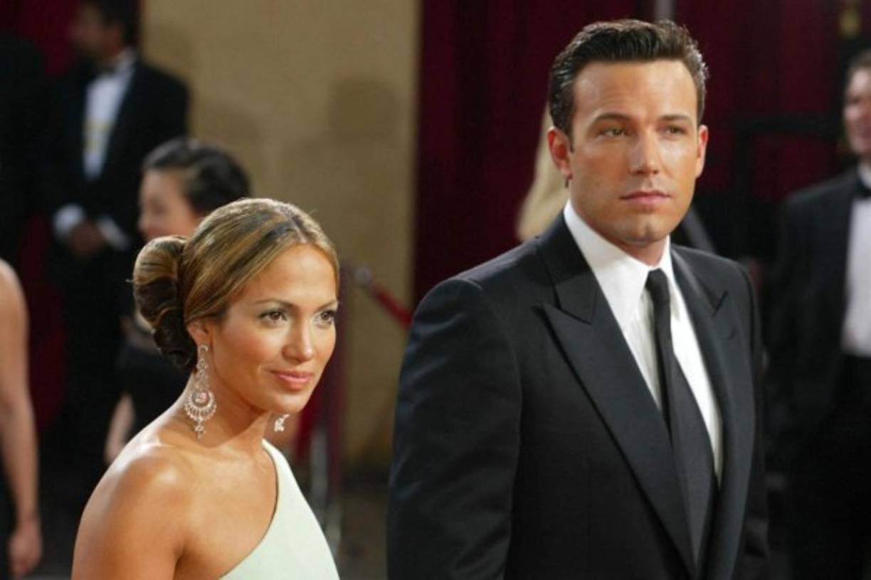 Ben Affleck y Jennifer López fueron captados bien cariñosos mientras realizaban varias compras ayer en Los Ángeles, California.