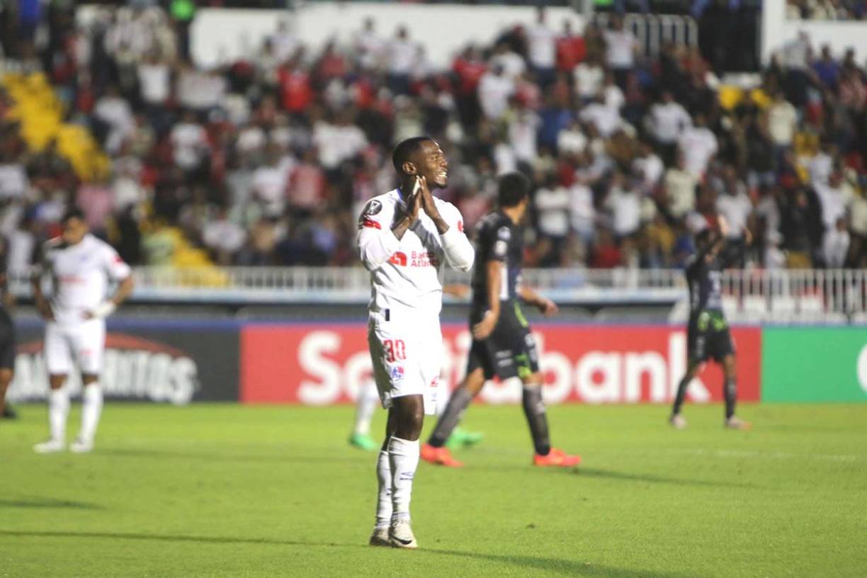 El lamento de Edwin Solani Solano tras la clara ocasión de gol que falló frente al arco del Antigua.