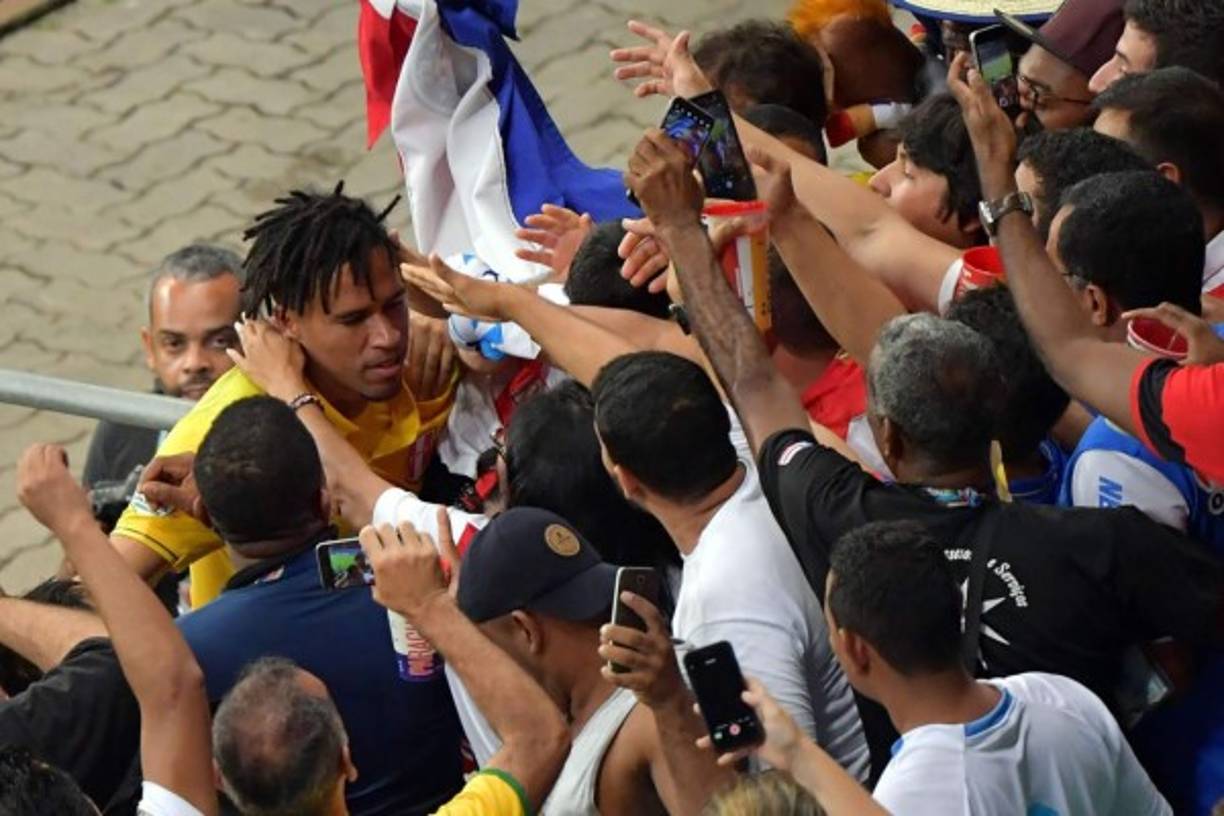 Pedro Gallese celebrando con los suyos en las gradas.