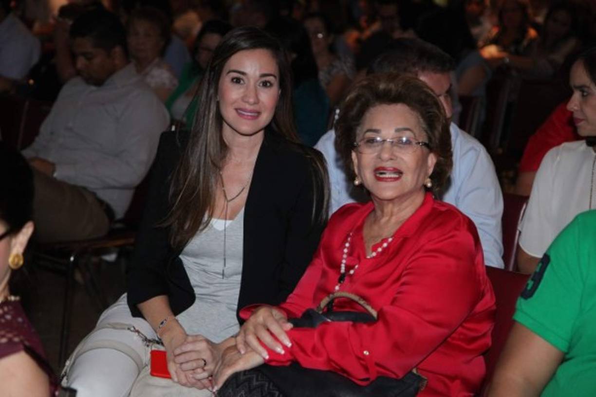 Jeannette Larach y Martha Garza.