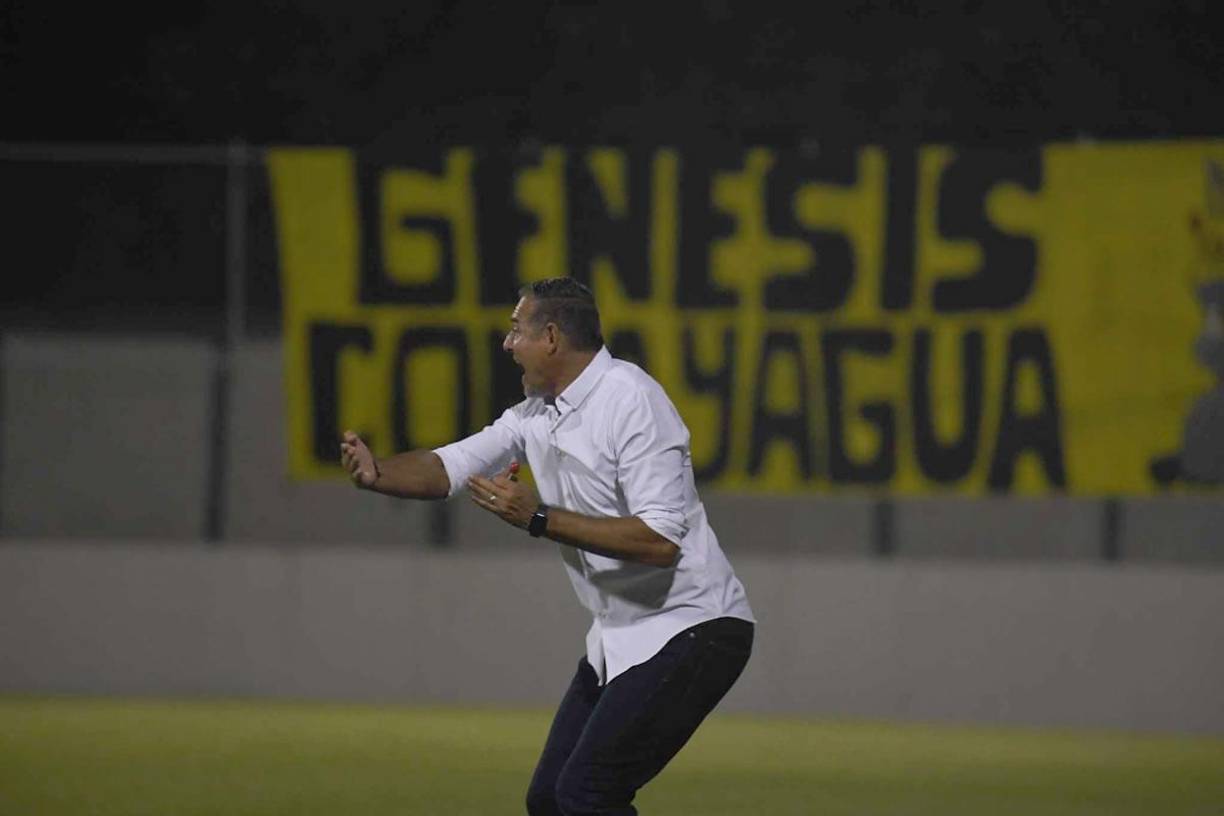 ‘La Tota‘ Medina vivió con intensidad el partido a pie de campo contra el Génesis de Comayagua.