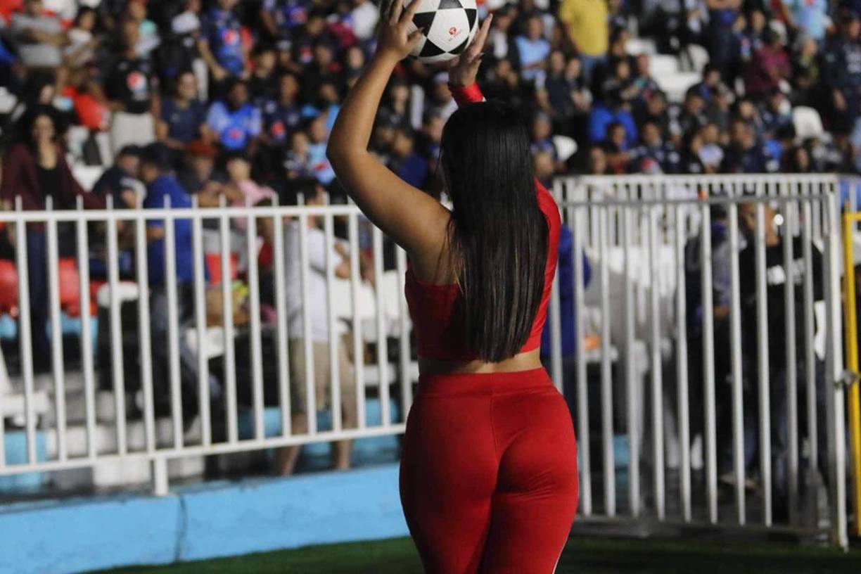 Esta sexy cihca de rojo robó muchas miradas en el estadio Nacional Chelato Uclés durante el partido Motagua-Marathón.