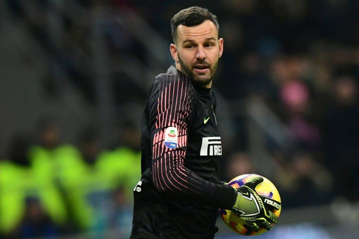 El portero del Inter de Milán, Samir Handanovic, que acaba contrato en junio, no descarta renovar pese a la que parece inminente llegada de André Onana. Foto AFP.