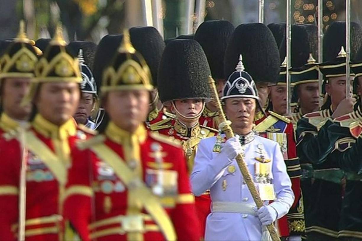 La reina, Suthida, una antigua azafata con la que el monarca se desposó y elevó al trono por sorpresa el pasado miércoles, desfiló junto al palanquín con un traje militar de gala rojo, ya que ella ostenta el rango de general.