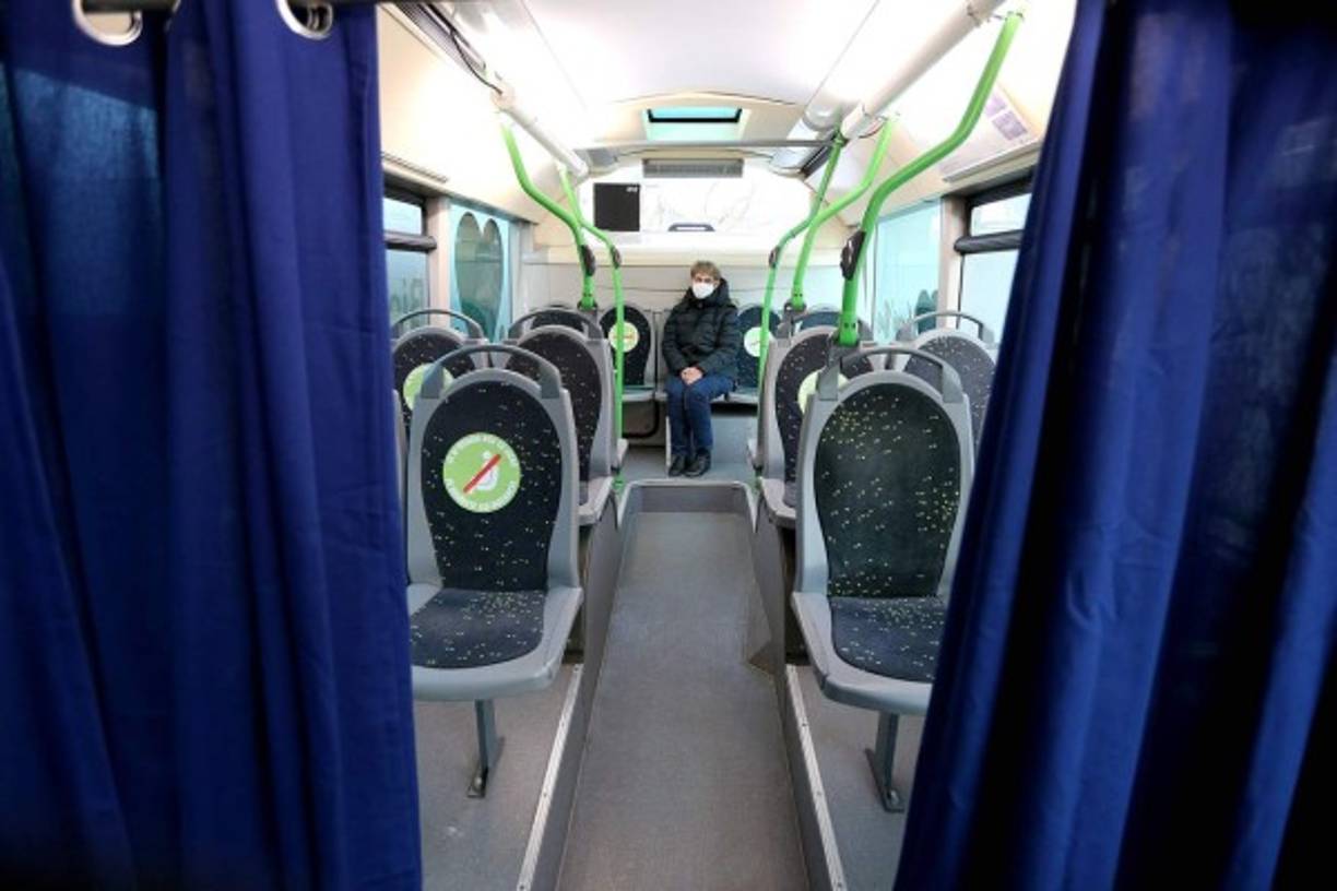 Si no vas a la vacuna, la vacuna vendrá a ti. Al menos en la región de Reims, en el este de Francia, donde las autoridades locales han fletado un 'Vacci'bus' para inmunizar a las personas mayores de las comunas rurales.