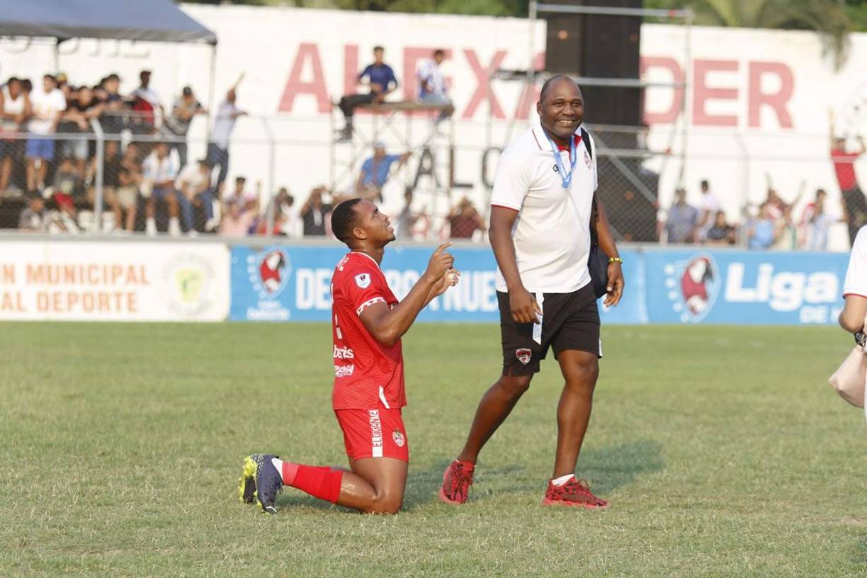 El festejo de los jugadores de la Real Sociedad tras salvarse del descenso.