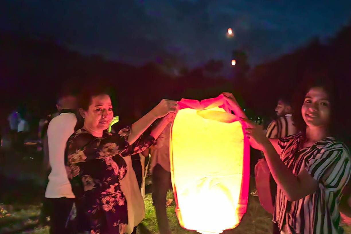 La elevación de globos fue una actividad familiar, en la cual muchos pidieron un deseo.