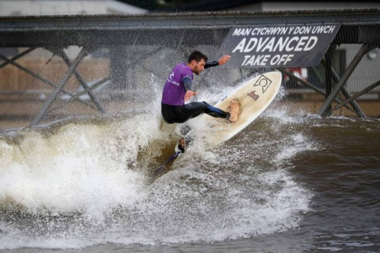 SURF. Intrépido. Rick Velk monta una onda en el Surf Snowdonia, primera laguna de surf del mundo interior con tecnología pionera en Gran Bretaña.