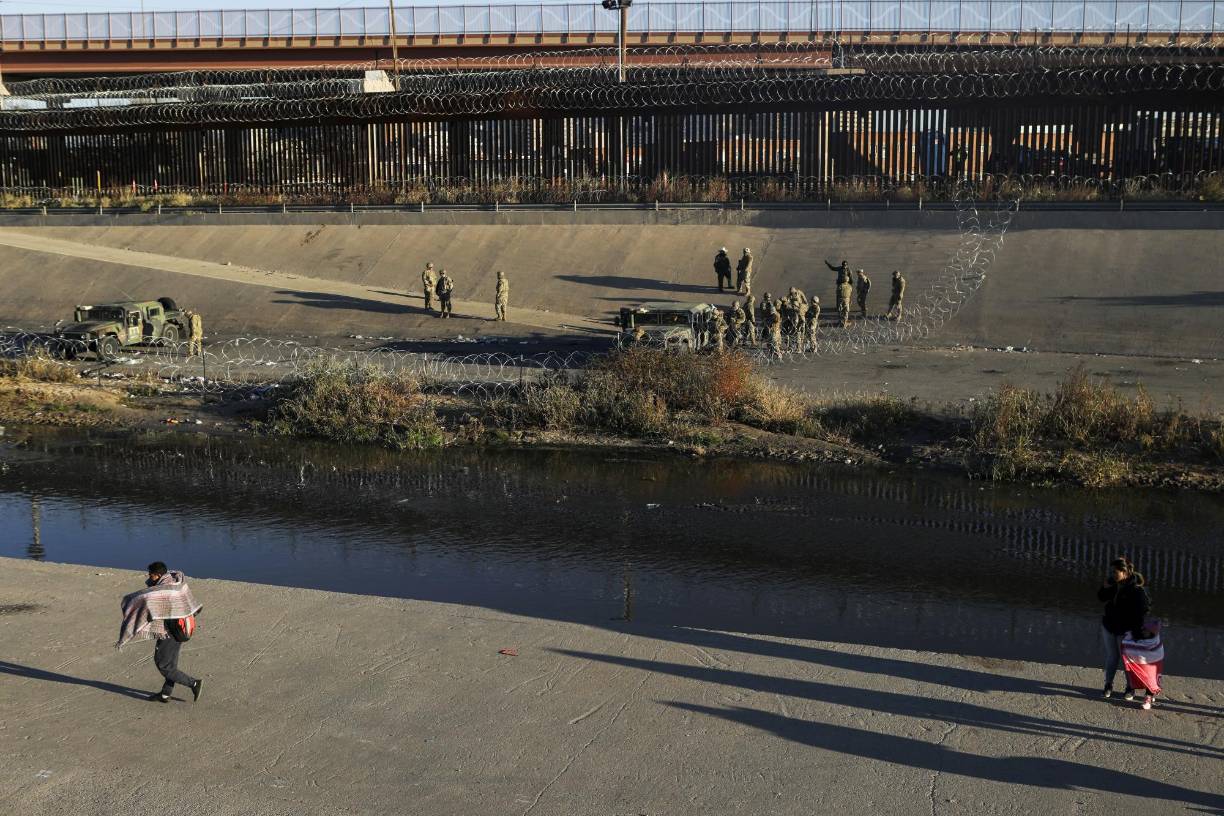 Más de 53.000 migrantes se entregaron a las autoridades fronterizas en este sector de la frontera sólo en octubre, un aumento de 280% en comparación con el mismo mes del año pasado, y el mayor incremento de toda la línea limítrofe sur de Estados Unidos. 