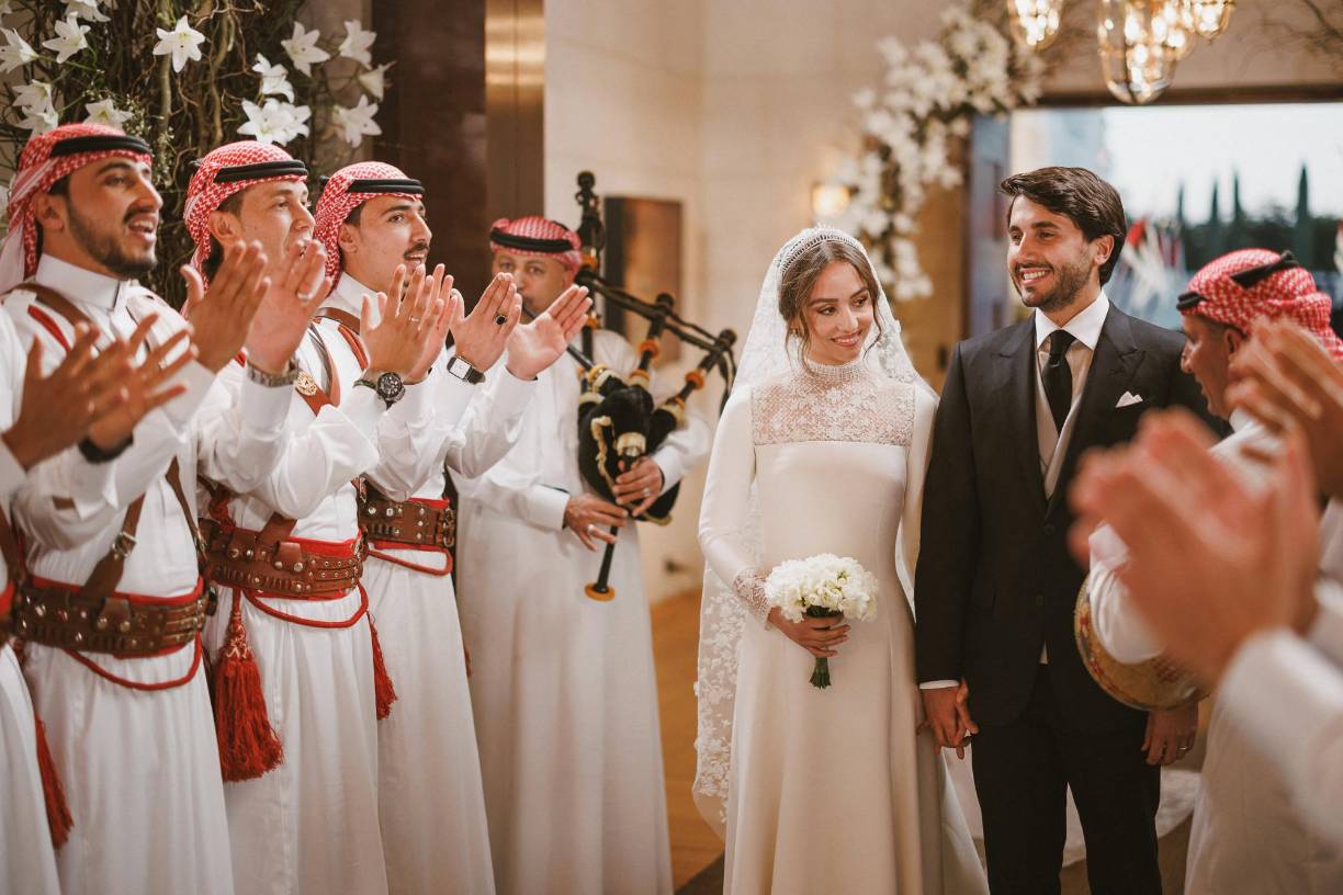 La televisión estatal retransmitió la ceremonia de matrimonio entre la princesa, nacida en 1996, y Jameel Alexander Thermiotis, en presencia del rey, de la reina Rania y de otros miembros de la familia real y de la familia del novio.