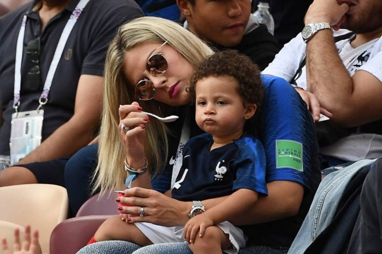 La esposa de Varane no descuidó en un tan solo momento a su pequeño.<br/>