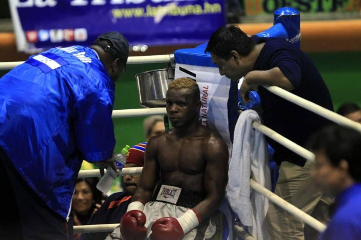 'Escorpión' Ruiz escuchando atento a su entrenador Julián Solis (izquierda).
