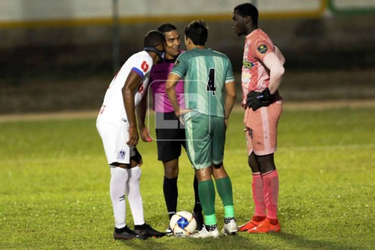 Jerry Bengtson y su plática con el portero Juliani Archibald, el defensa Ismael Santos y el árbitro Jefferson Escobar antes de patear el penal que significó el 0-2 para el Olimpia.