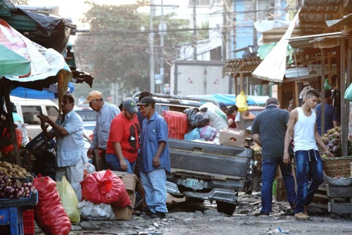 'Si las condiciones fueras otras, el número de personas comprando en los mercados fuese mayor', explicó José Guerra, vendedor en la nueve avenida y siete calle del barrio Medina.