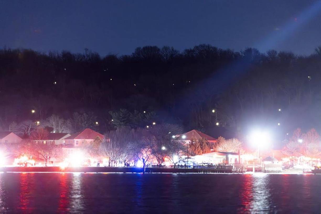 El secretario explicó que el fuselaje del avión de American Eagle quedó invertido y ha sido hallado en tres secciones distintas en aguas de poca profundidad.