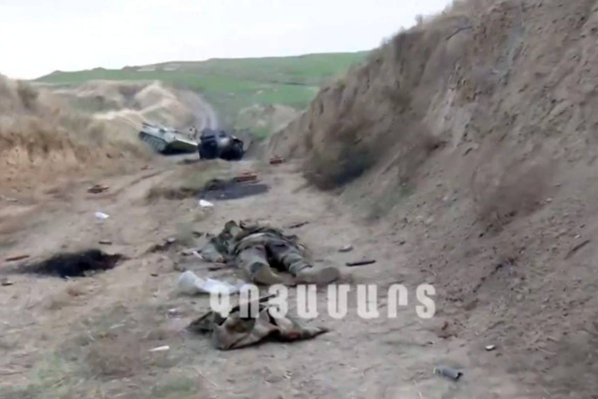 El balance podría ser más grave ya que los dos campos afirman haber infligido centenas de pérdidas al adversario, difundiendo en particular imágenes de blindados destruidos.