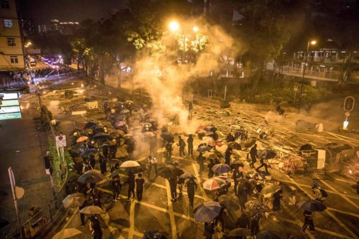 Aunque la Policía niega que haya llevado a cabo una 'redada' en la Politécnica, sino una 'operación de dispersión', los medios locales aseguran que se registraron varios heridos, aunque por el momento se desconoce su número o la gravedad de sus lesiones.