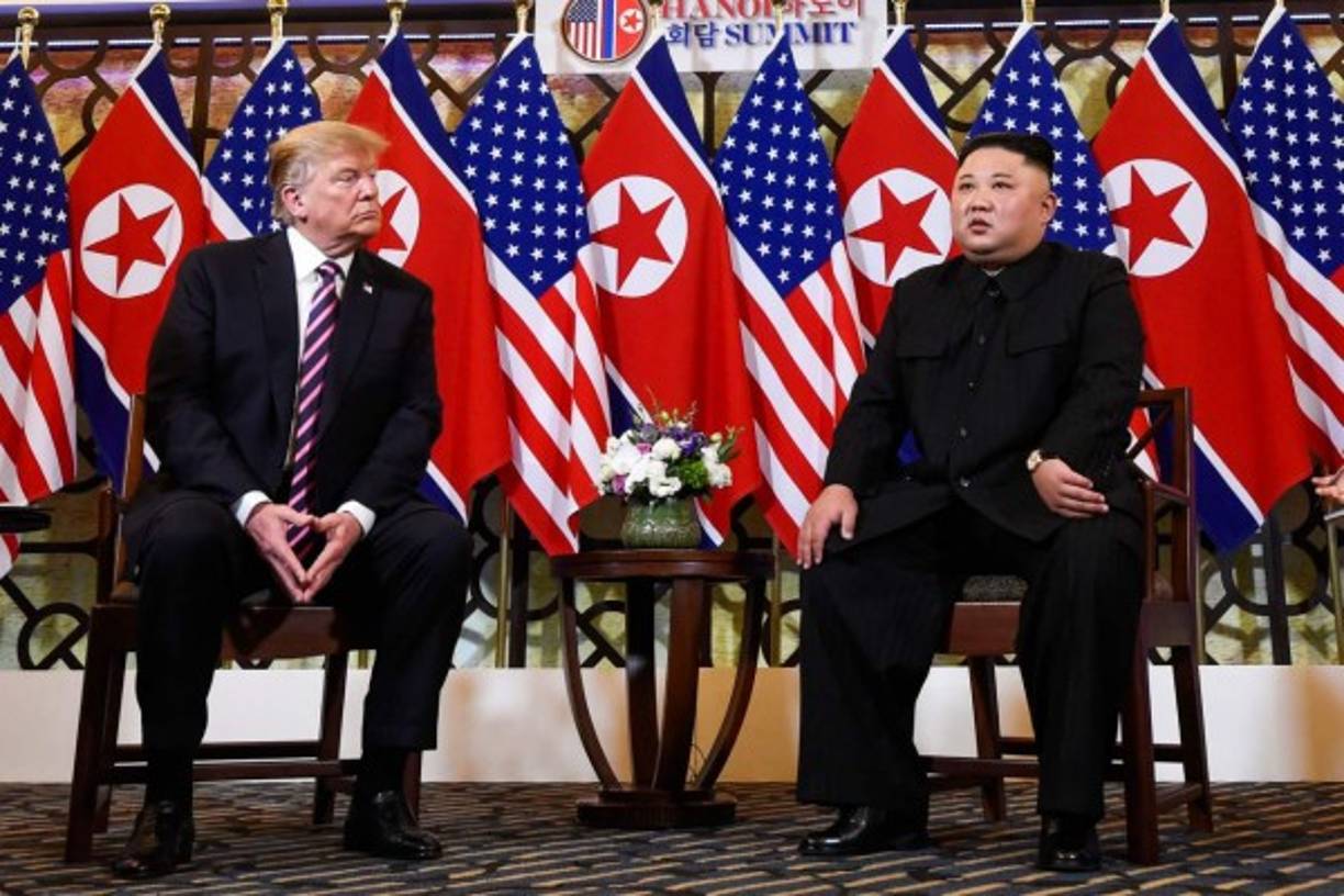 Tras su reunión a solas, Trump y Kim tenían previsto cenar juntos durante más de una hora y media, acompañados de cuatro de sus asesores más cercanos.