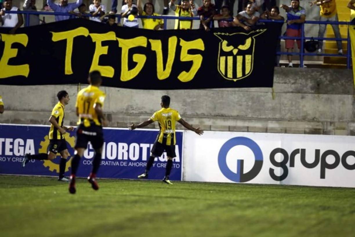 El 'Chino' López celebrando su golazo con los aficionados aurinegros que llegaron a Choluteca.