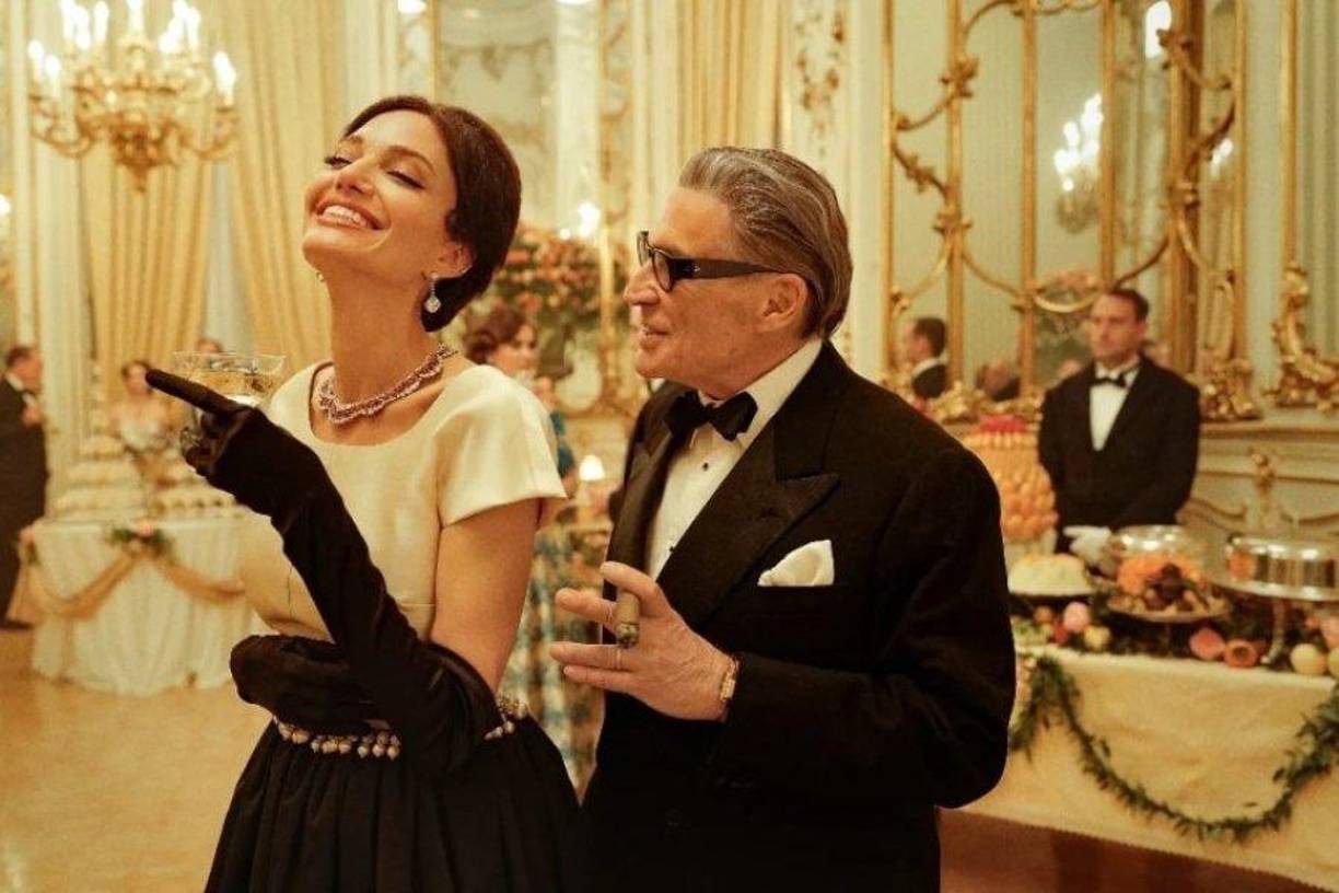 Interpretada por Angelina Jolie, Callas emerge como un símbolo de vulnerabilidad y grandeza, un retrato que la actriz ha asumido con profunda introspección, encontrando conexiones entre sus propias vivencias y las de la diva.