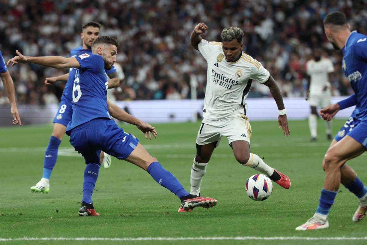 Rodrygo conduciendo el balón ante la defensa del Getafe.