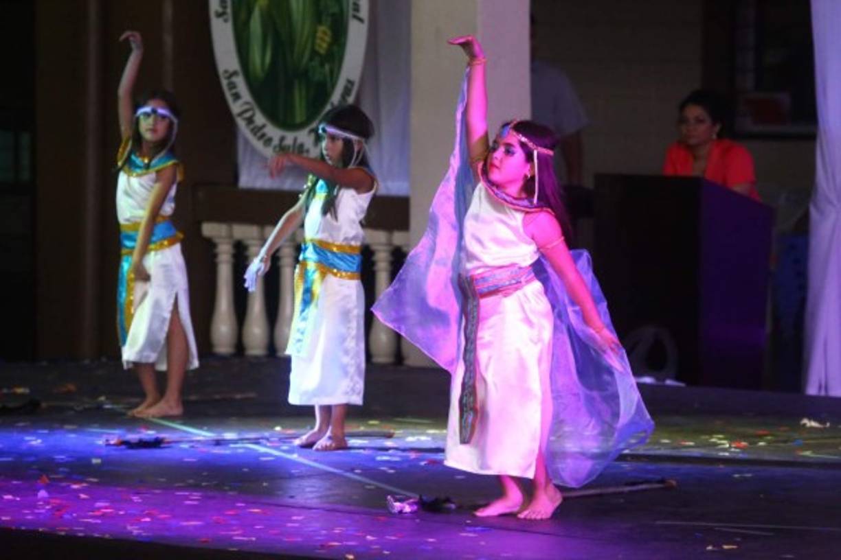 Estas lindas nenas bailaron un remix de zumba y hip-hop con trajes de egipcias.