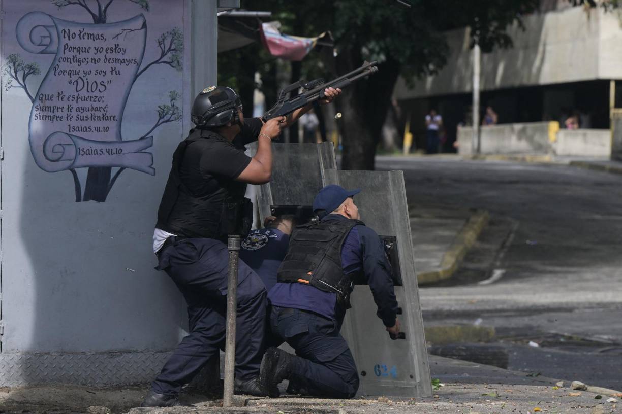 Agentes dispararon gases lacrimógenos contra manifestantes en Caracas.