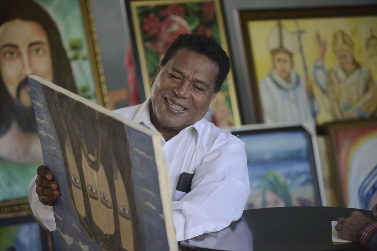 Todo el día y parte de la noche pasaba plasmando en el lienzo cuanta idea revoloteaba en su imaginación con el fin de distraer su mente de la pena mortal de Sonia Vanessa.