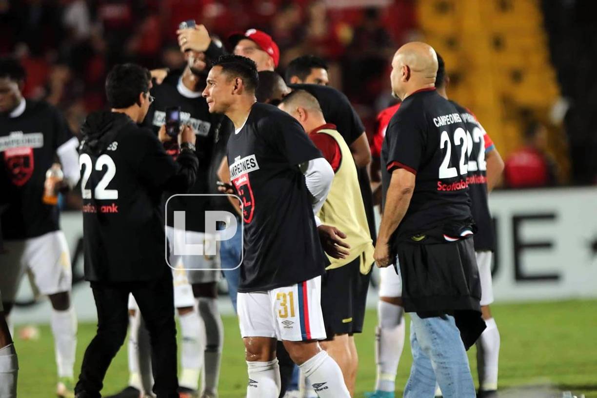 Los jugadores del Olimpia celebrando tras el pitazo final del partido en la cancha del estadio Alejandro Morera Soto.
