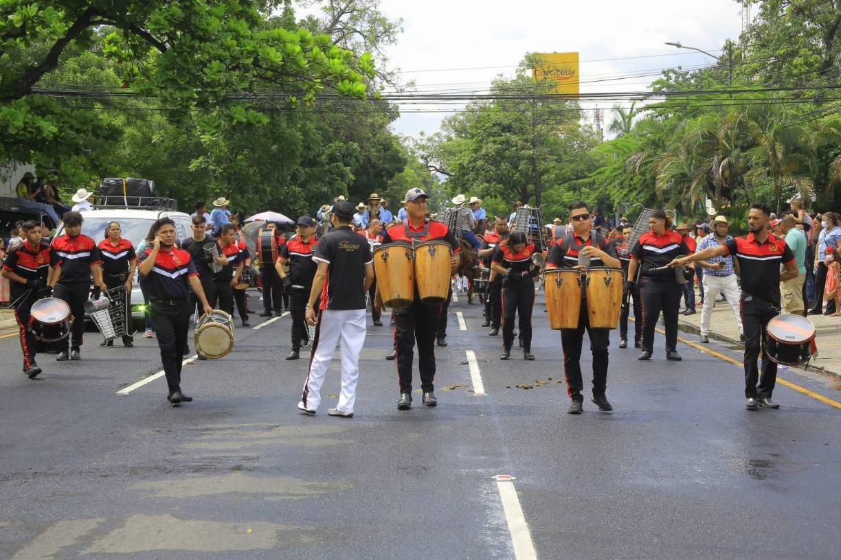 Una banda de guerra le puso ritmo al desfile.