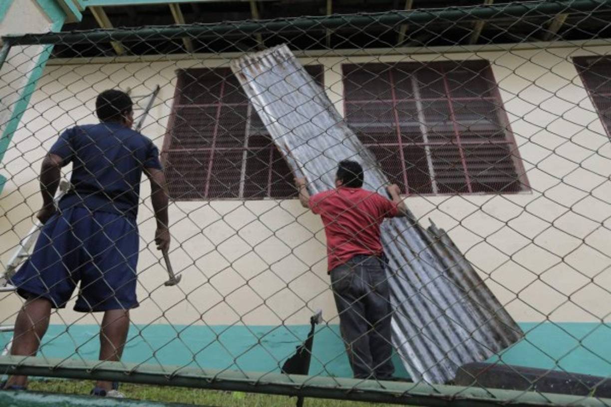 En Monkey Point, otro poblado costero de Nicaragua, las autoridades se preparaban para evacuar a unas 600 personas hacia Bluefields, pero 'algunos no quieren irse y están valorando como está el tiempo', dijo el presidente comunal, Allen Claire, preocupado porque 'el tiempo se agota'.