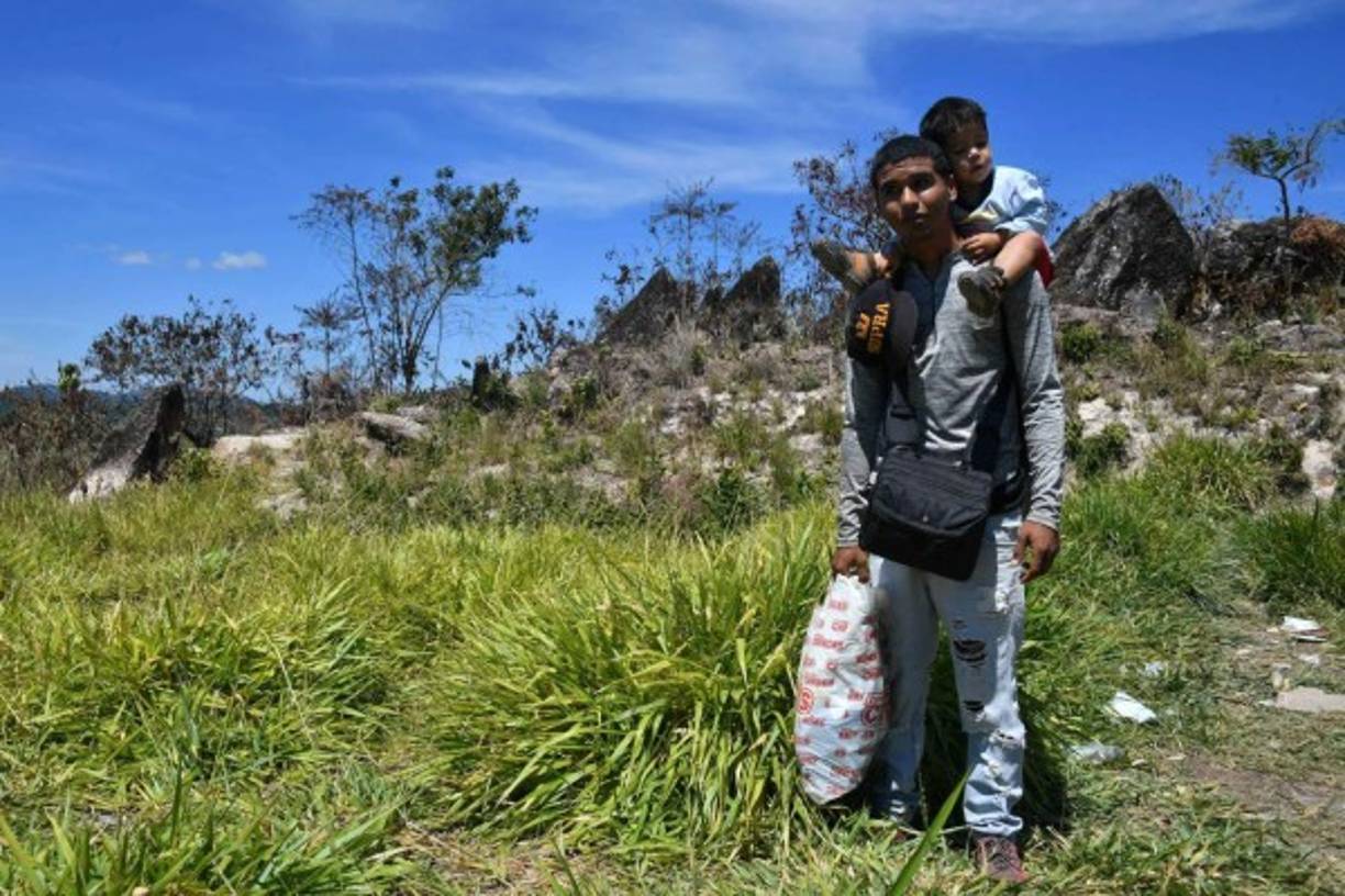 'Estamos cubriendo nuestras necesidades con nuestros sueldos, comprando uniformes y las botas. No tenemos para comprarle un kilo de leche a nuestros hijos, los hijos están flacos', agregó.