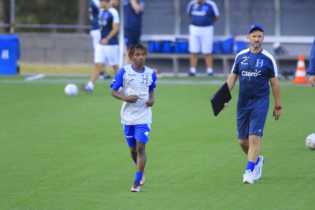 Yoel ‘Buby‘ Castillo, que comparte habitación con Carlos Argueta y Mayron Flores, entrenó por primera vez con la Selección de Honduras.