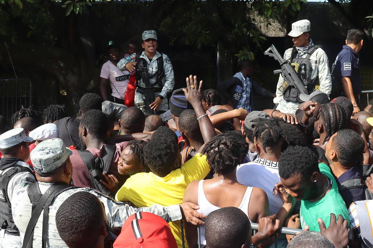 Ambas movilizaciones reflejan el flujo migratorio récord hacia Estados Unidos, cuya Oficina de Aduanas y Protección Fronteriza (CBP, en inglés) detuvo en el año fiscal de 2022 un número inédito de más de 2,76 millones de indocumentados.