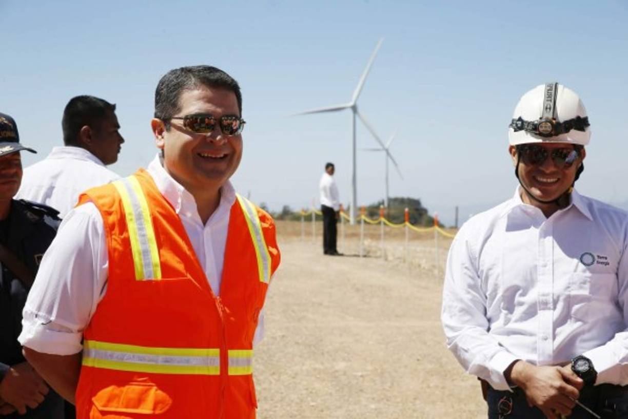El presidente de Honduras, Juan Orlando Hernández, compartió impresiones con los representantes del proyecto eólico.