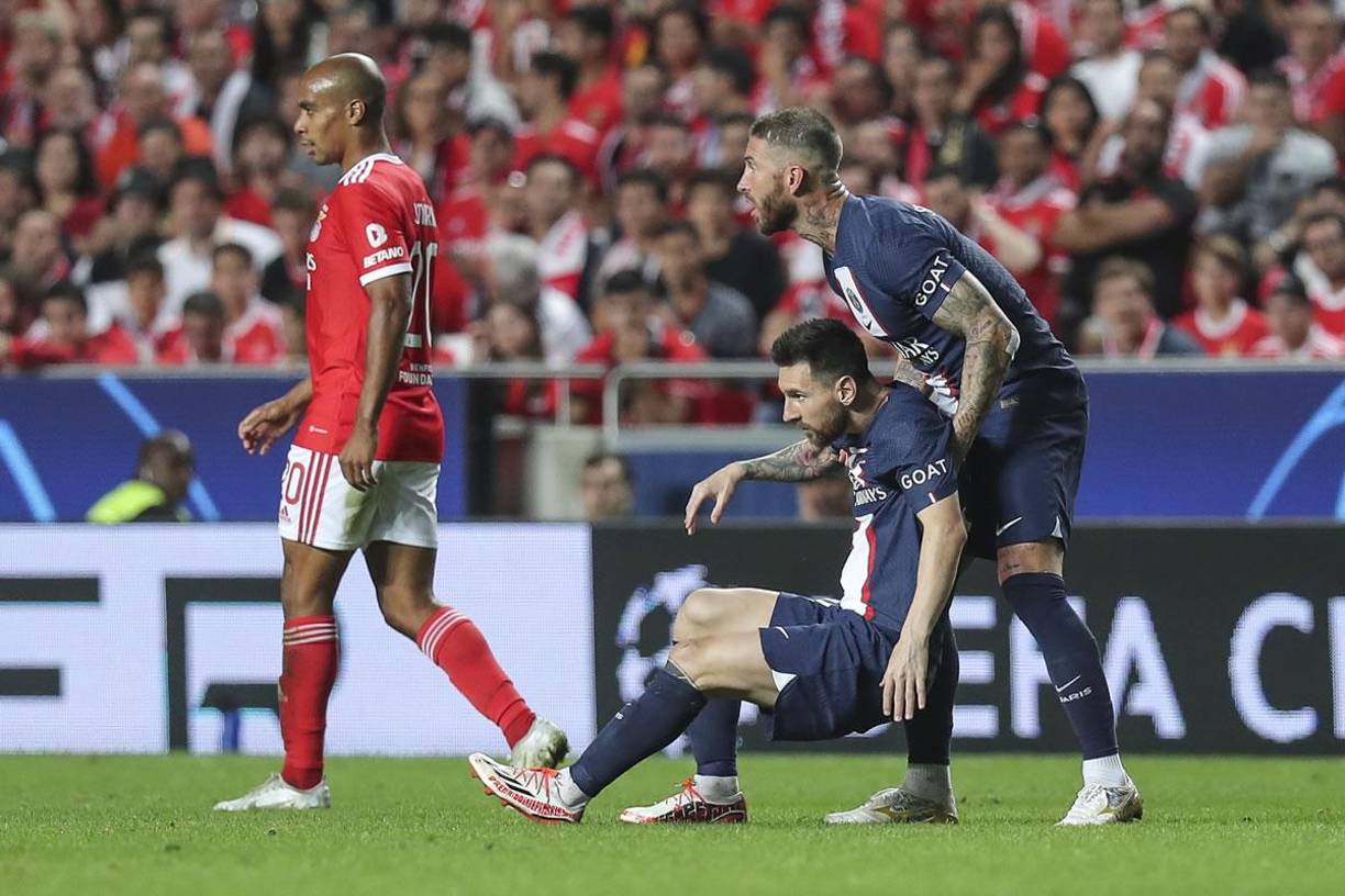 Sergio Ramos ayudando a Messi a pararse tras recibir una falta.