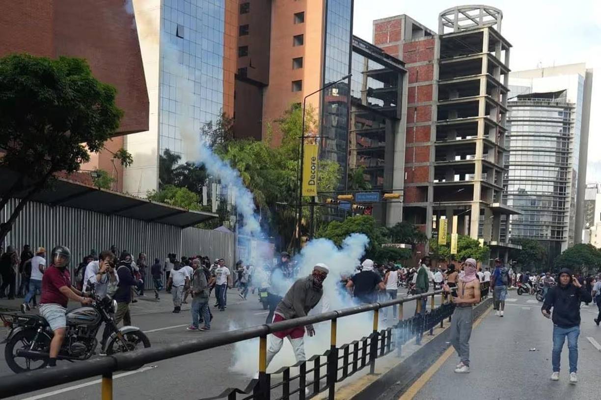 Hasta el momento cuatro personas murieron y otras 44 resultaron heridas durante las manifestaciones del lunes contra la reelección de Nicolás Maduro en Venezuela,