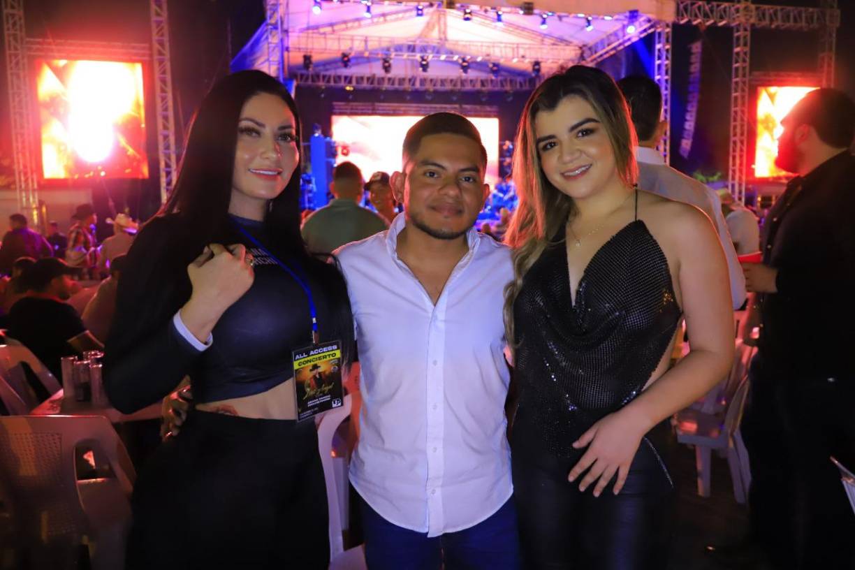 Decenas de fans del artista llegaron al concierto, entre ellos la popular modelo e influencer, Ariana Herchi, en compañía de Nery Chirinos y Sofía Rodríguez.