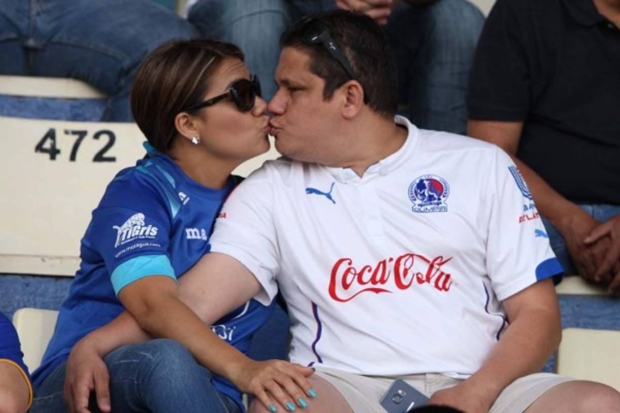 No hay color que se imponga al amor entre esta pareja. Ella Motagua, él Olimpia.