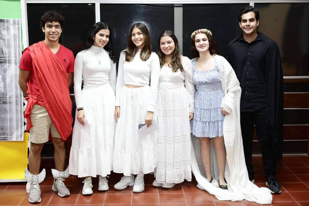 Diego Moya, Laura Vega, Hannah Fajardo, Melissa Torres, Amira Yacamán y Xavier Salgado