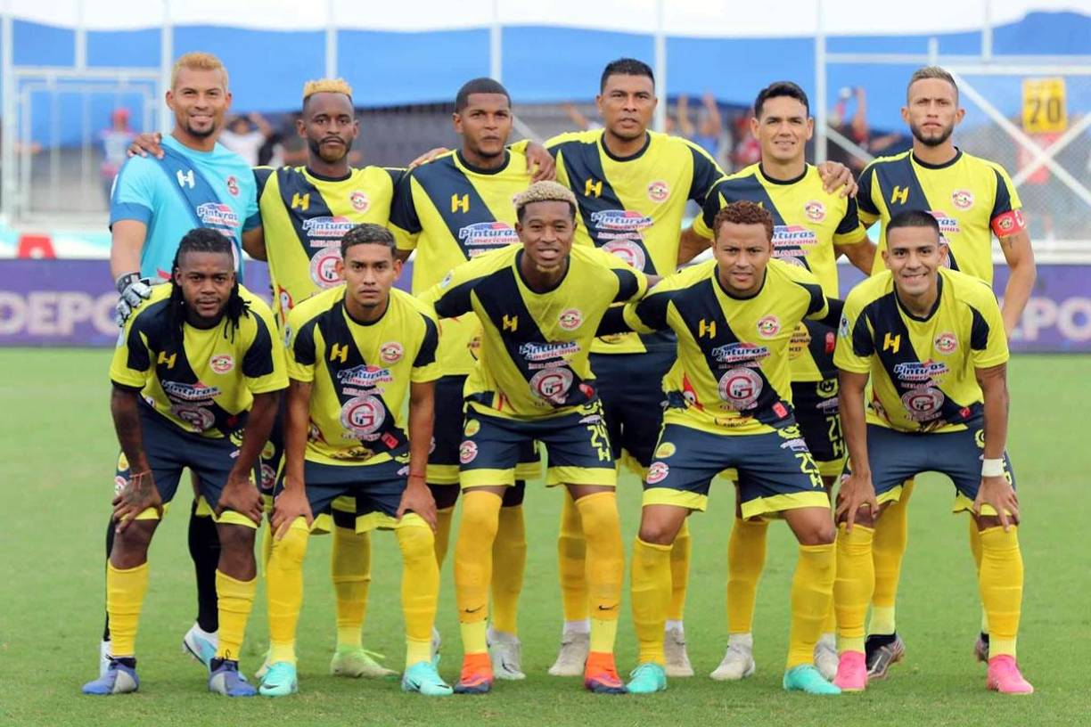 Los 11 titulares del Génesis posando antes del inicio del partido contra el Olimpia.