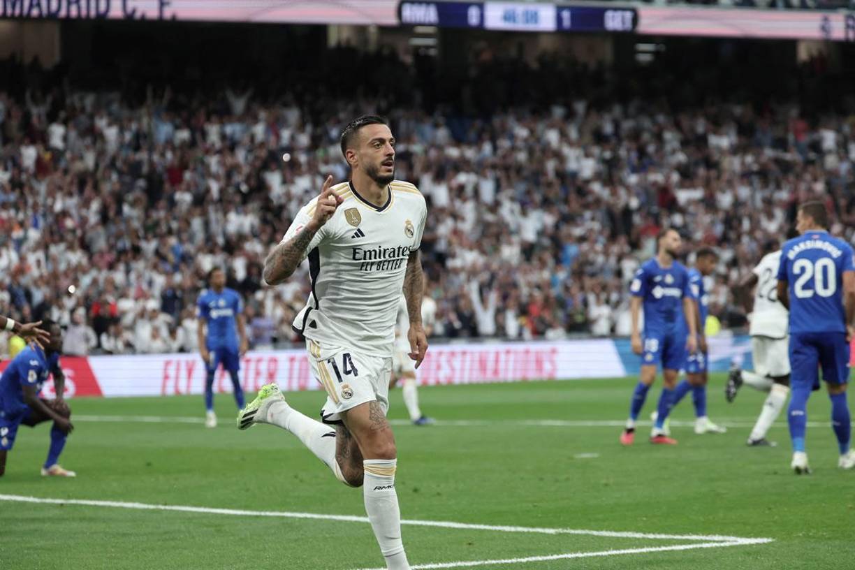 Joselu corriendo a celebrar su primer gol con el Real Madrid en el Santiago Bernabéu.