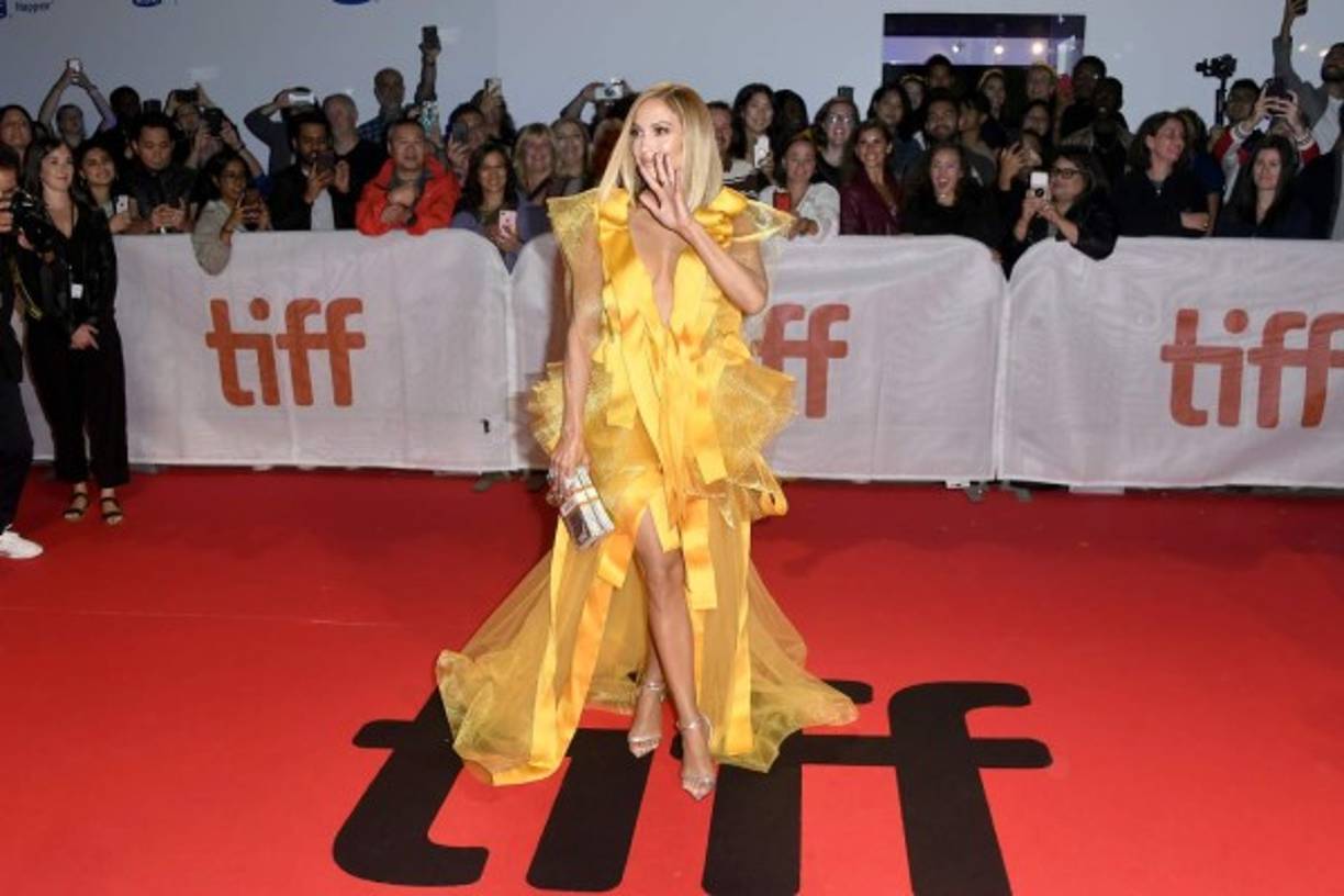 La actriz llevaba un vestido amarillo vibrante de la colección de otoño de 2019 de Maison Yeya, que combinó con sandalias de Femme Shoes.<br/>