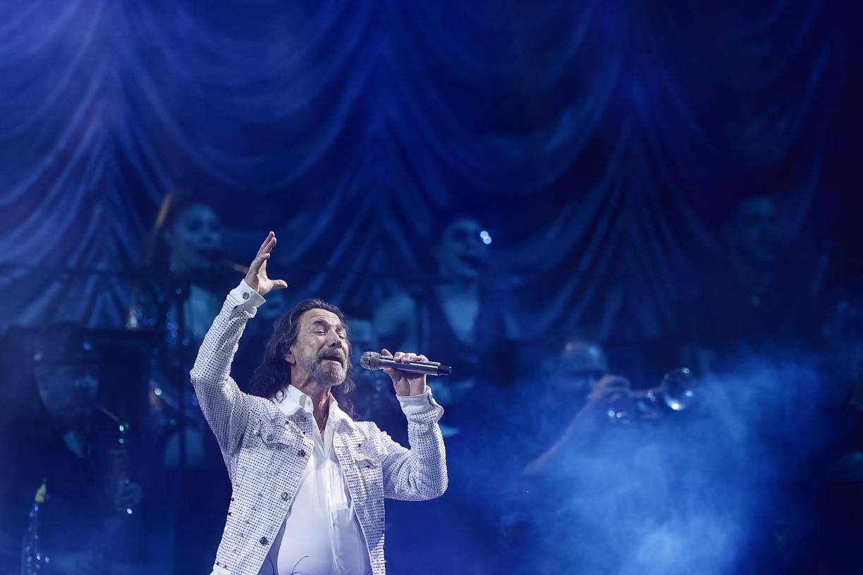 “Dios bendiga nuestro amor”, fue la canción que prosiguió para animar a las decenas de parejas enamorados que se dieron cita en el Estadio Olímpico Metropolitano.