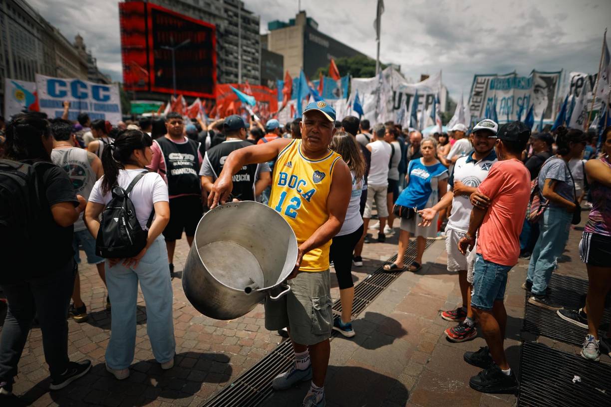 “Desde su asunción, el presidente y su ministro de Economía (Luis Caputo) han repetido datos falsos tratando de montar un escenario de caos para justificar la destrucción del Estado y de los derechos de los trabajadores”, se quejó el antecesor de Milei en la Jefatura del Estado. 
